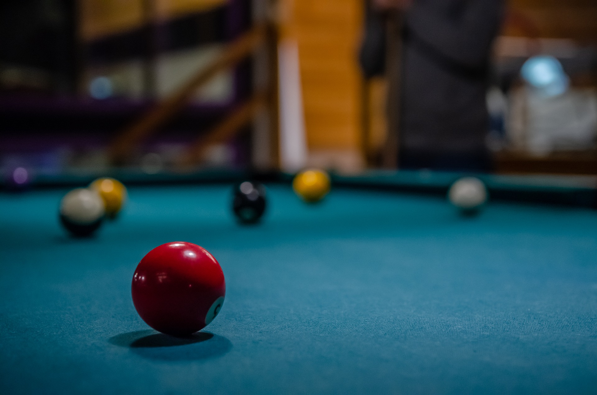 На бильярдном столе лежат 3 шара. Бильярдный стол Billiard-Ball. Шары на бильярдном столе. Бильярдный шар на столе. Бильярдные столы с шарами.